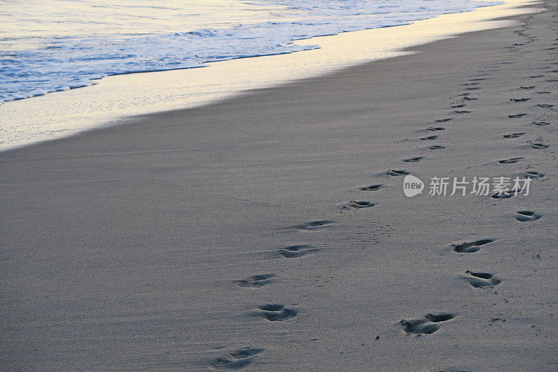 沙滩上的脚印，潮水，海浪，日落，热带