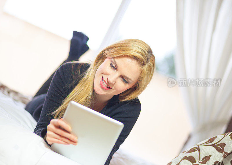 年轻女子使用数码平板电脑