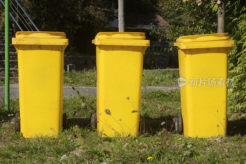 黄色的回收箱。