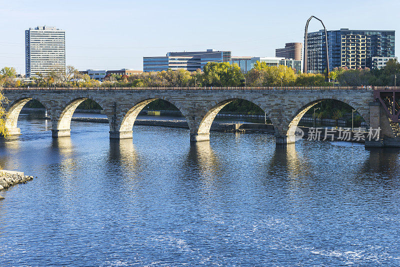 明尼阿波利斯市密西西比河上的历史悠久的石拱桥