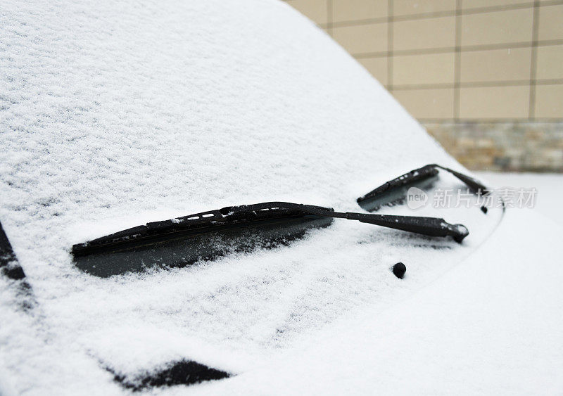 汽车的挡风玻璃被雪覆盖了