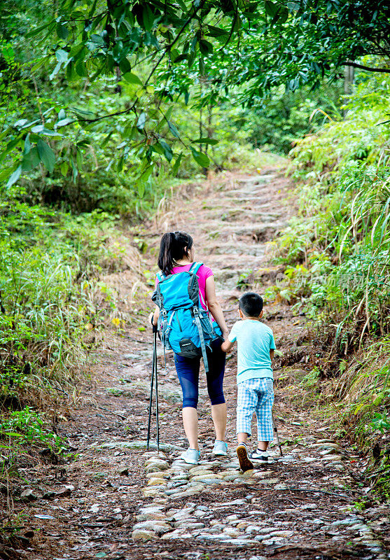 母子在森林里徒步旅行