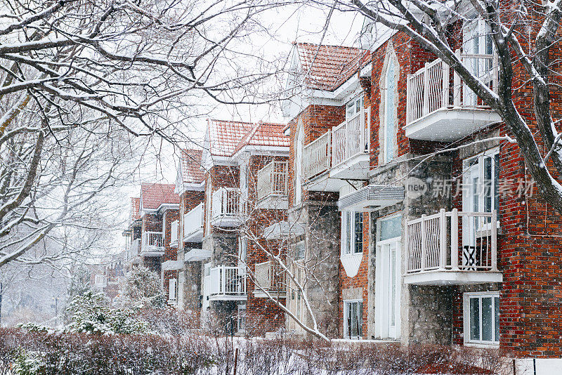 雪天里的蒙特利尔社区住宅公寓