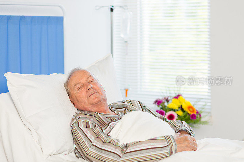 老人躺在病床上