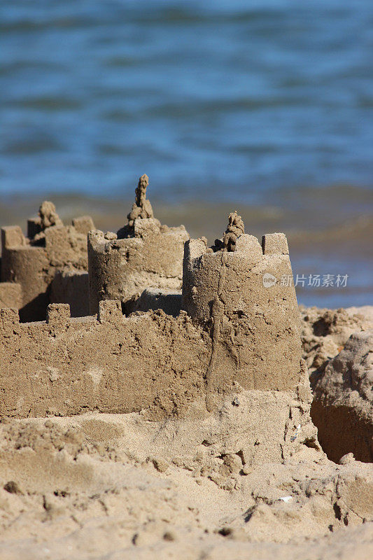 沙滩上的沙堡，在海边度假时建造的沙堡