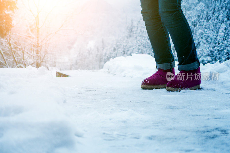 雪地上穿鞋的女人。