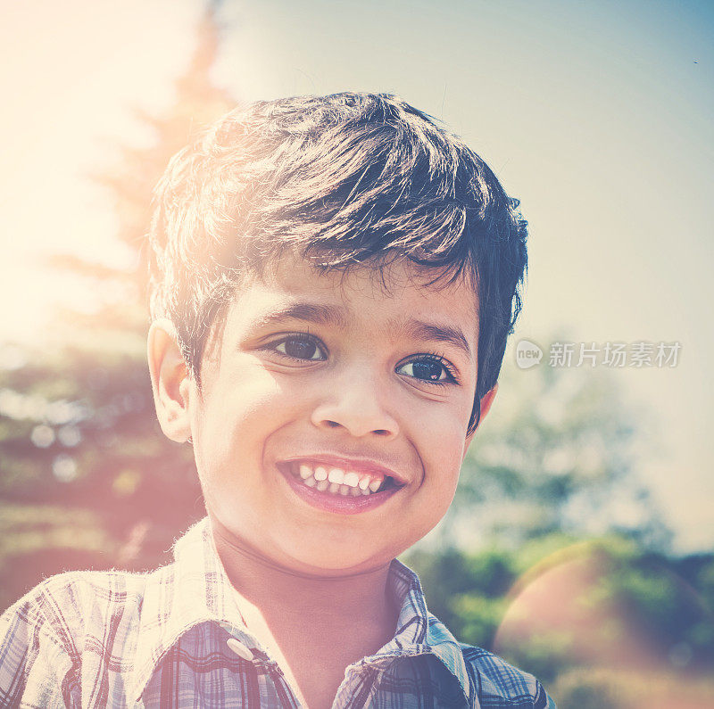 在户外微笑的印度学龄前小男孩