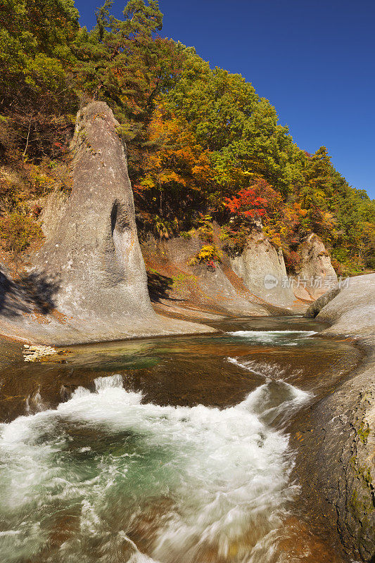 日本秋天的福克ware瀑布