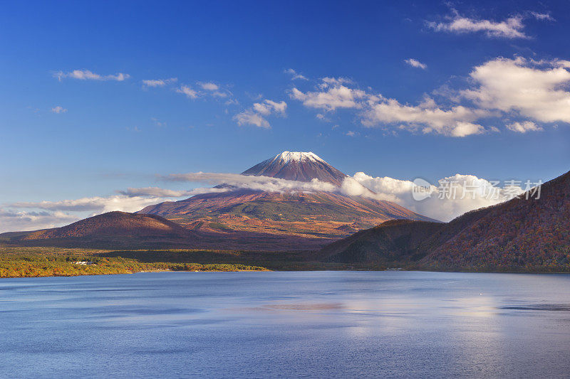 一个晴朗的下午，日本富士山和元津湖