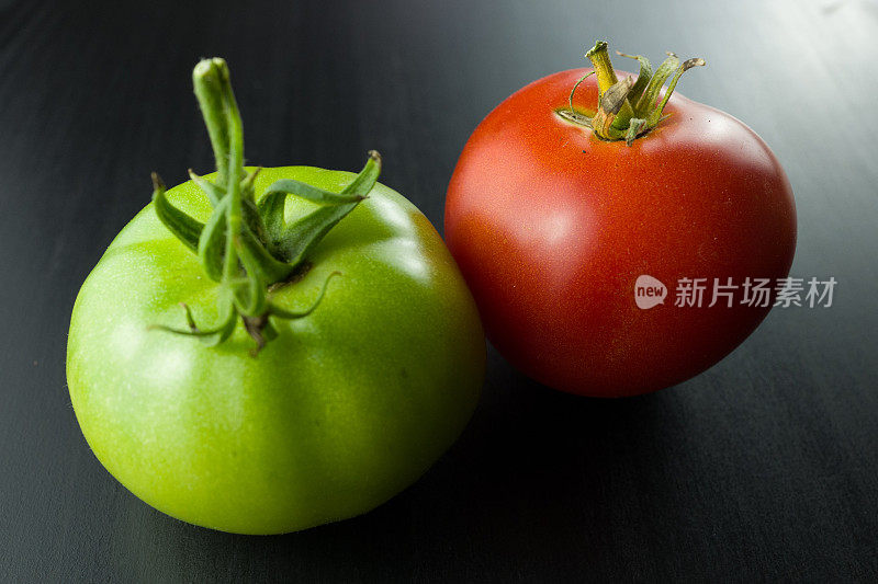 红色和绿色的番茄。