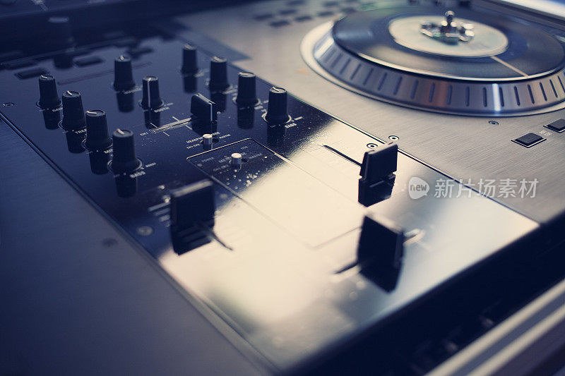DJ控制台的特写视图，选择性关注磁盘。