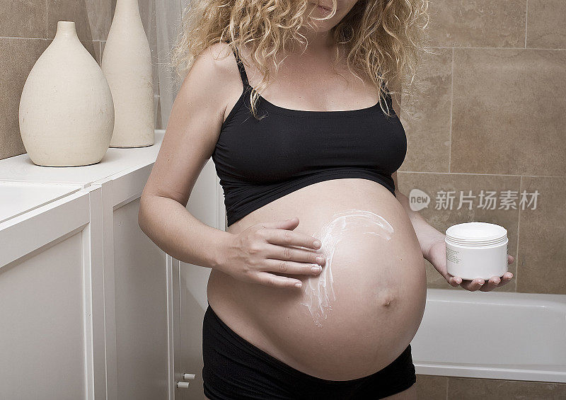 孕妇在腹部涂抹保湿霜