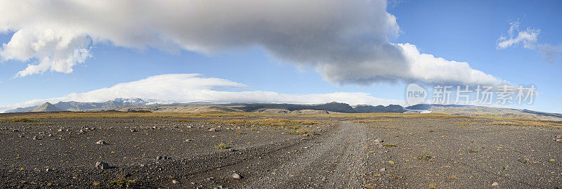 冰岛乡村上空的天空和云