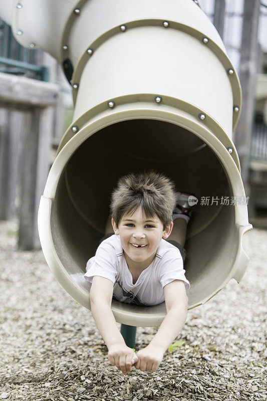 小男孩在操场上玩