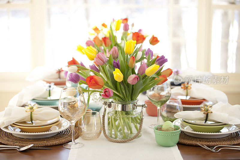 复活节优雅的地方设置餐桌与郁金香花瓶