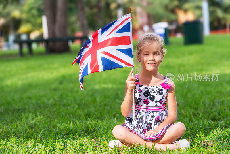拿着英国国旗的小女孩