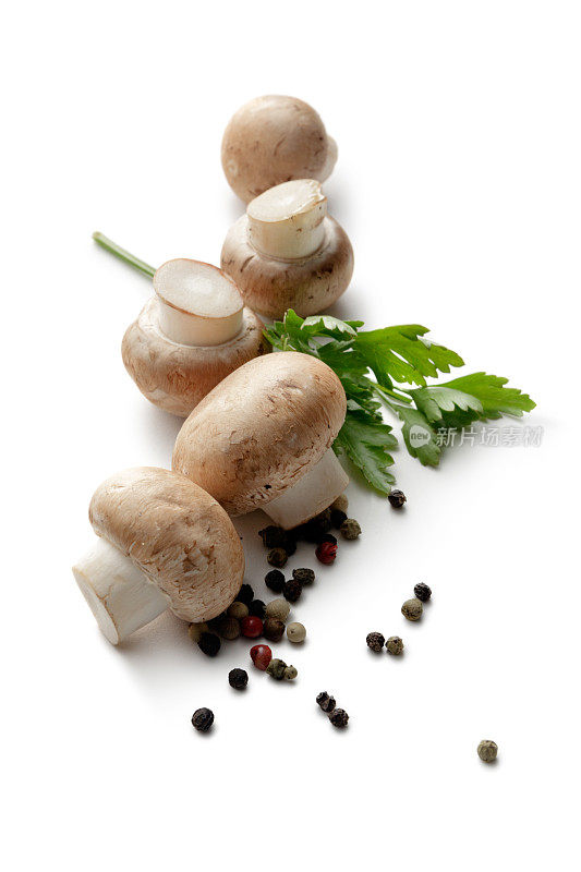 蘑菇:幼菇，欧芹和胡椒在白色背景上分离