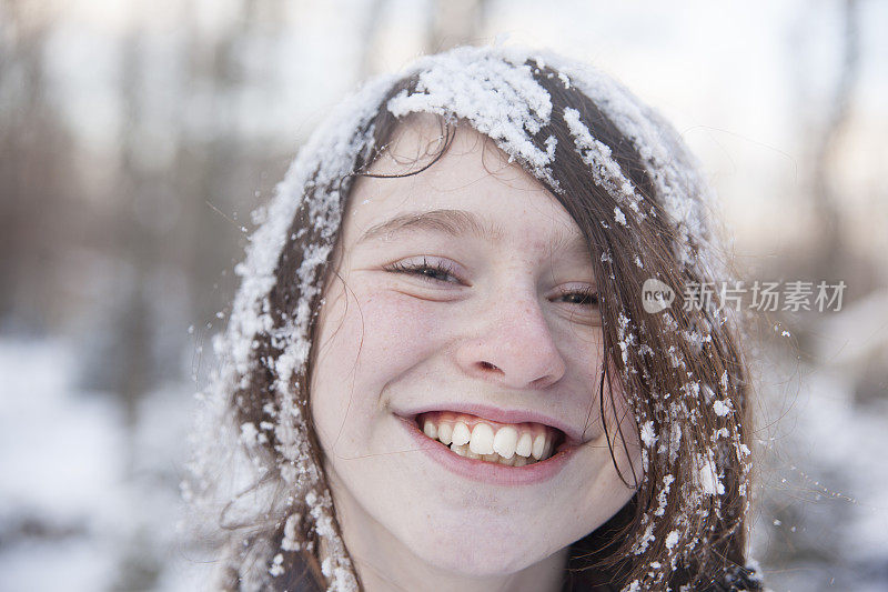 滑稽的少女肖像，头发上有雪