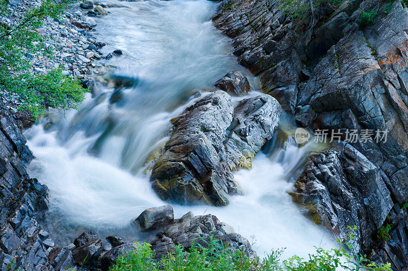 沿着清澈的小溪流过岩石的流水