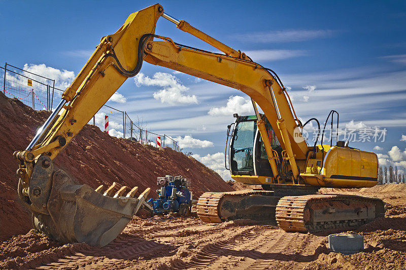挖掘机在新建一条道路上施工