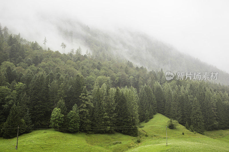 云中阿尔卑斯山山脉的全景