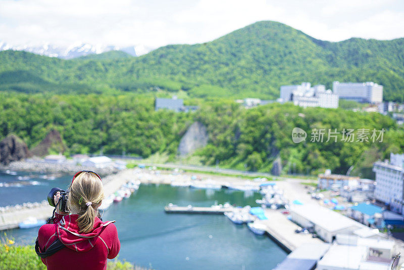 在日本北海道，看知子海岸的女人