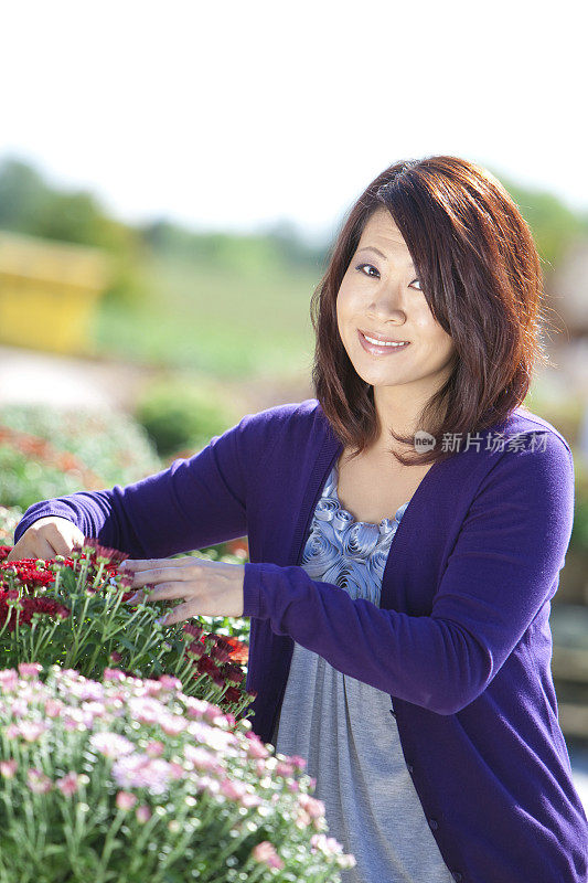 在花园中心为妈妈们购物的女人