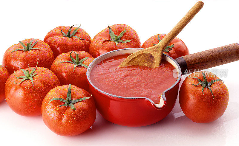锅里放番茄和酱汁