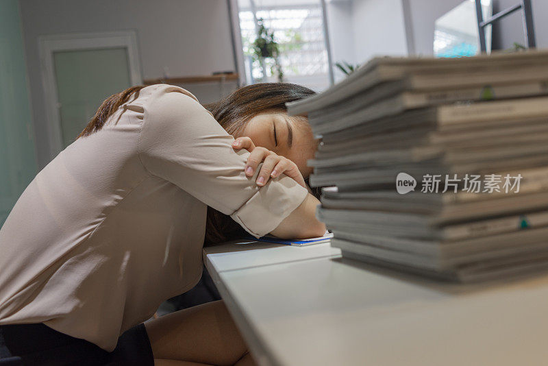 疲惫的办公室女士试图在休息时间小睡