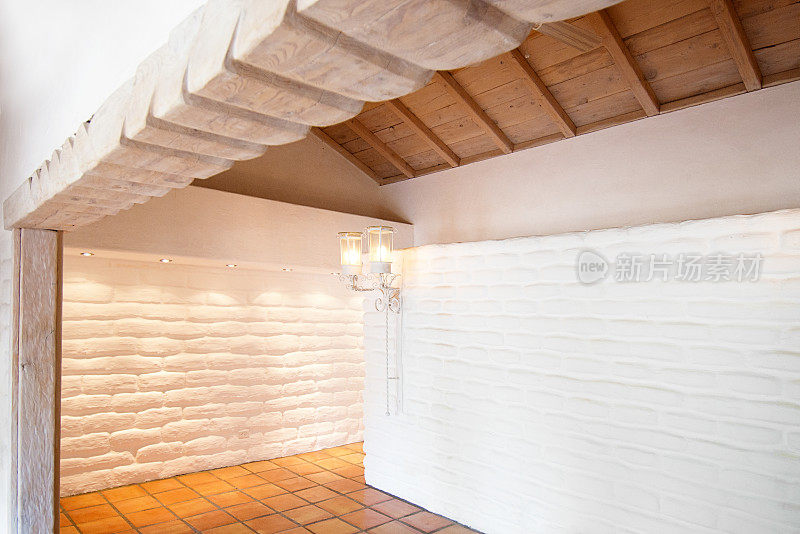 空的乡村房间与白色土坯砖墙和瓷砖