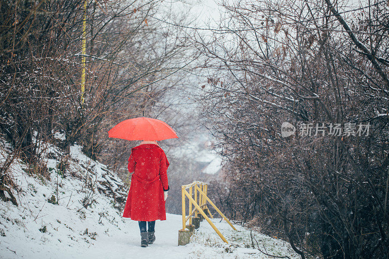 在下雪天走