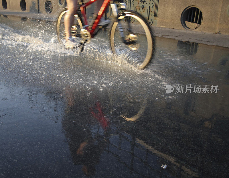 在水花和倒影中骑车