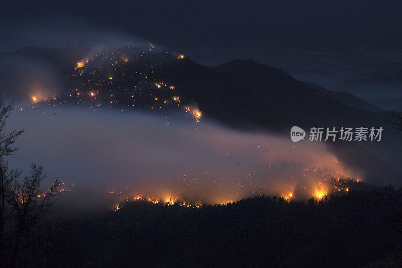 科罗拉多州福克斯顿市石灰峡谷森林大火的夜晚