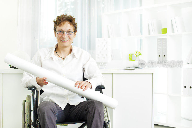 坐轮椅工作的残疾妇女。