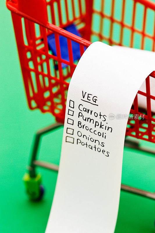 健康蔬菜购物清单在小手推车