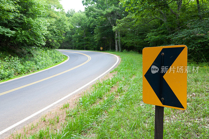 弯曲的道路，天际线大道，Shenandoah国家森林，弗吉尼亚州