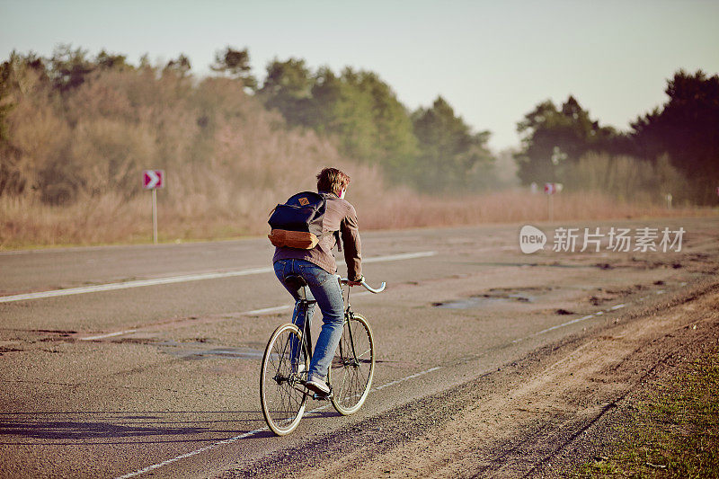 青少年在路上骑自行车