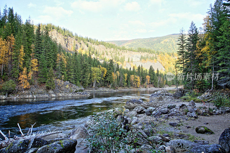 十月的清水河。