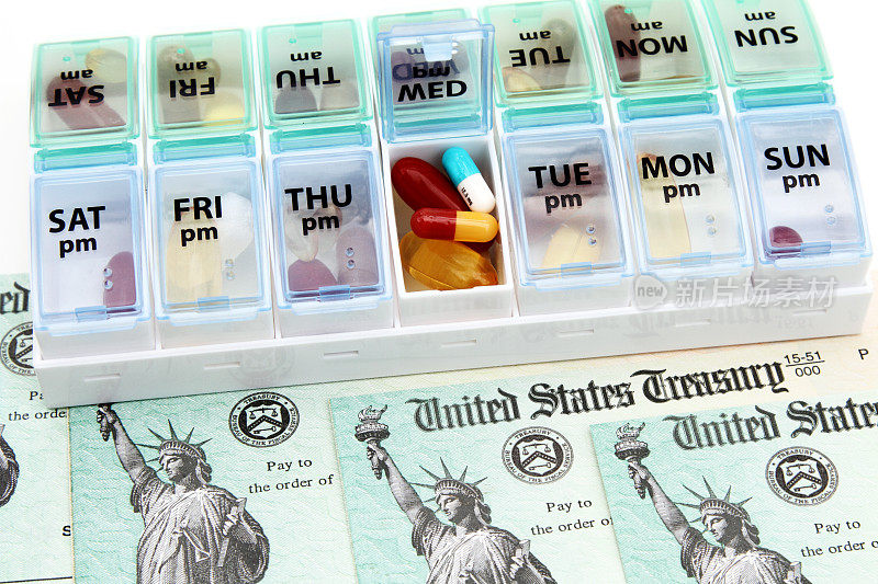 每日计划药片盒与美国财政部的支票