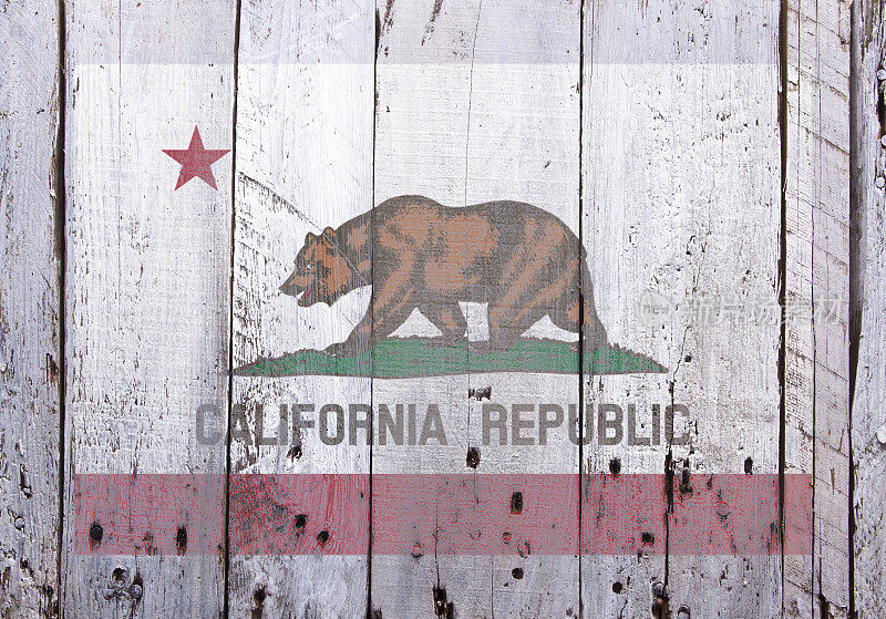 乡村旧木头上的加州旗