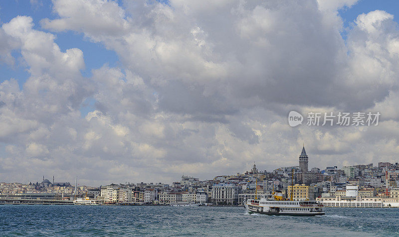 在土耳其伊斯坦布尔穿过博斯普鲁斯海峡