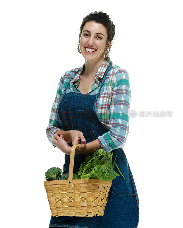 微笑的农妇提着篮子