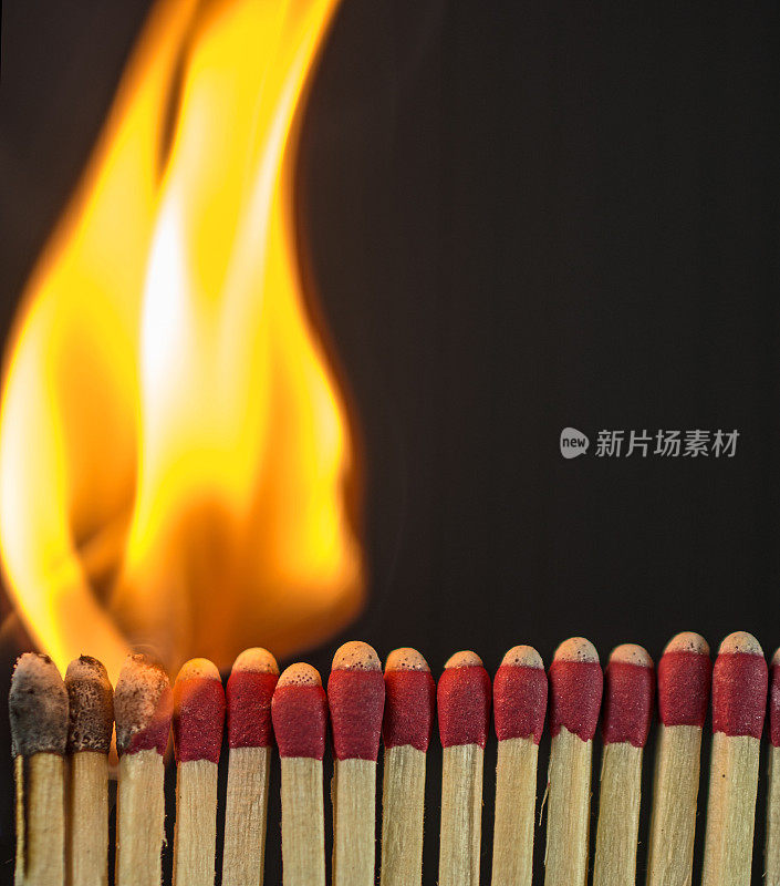 燃烧的火柴……黑色背景