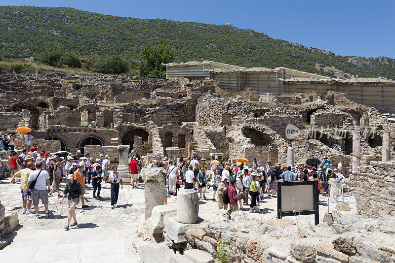 在古希腊城市的游客