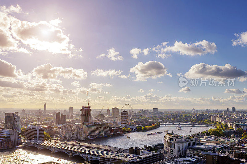 日落时分的伦敦空中城市景观