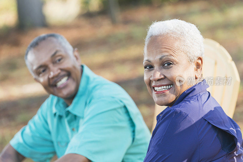 黑人老年妇女和丈夫对着镜头微笑