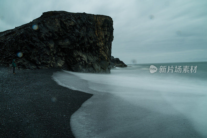冰岛迪罗雷岩石上平静的海浪