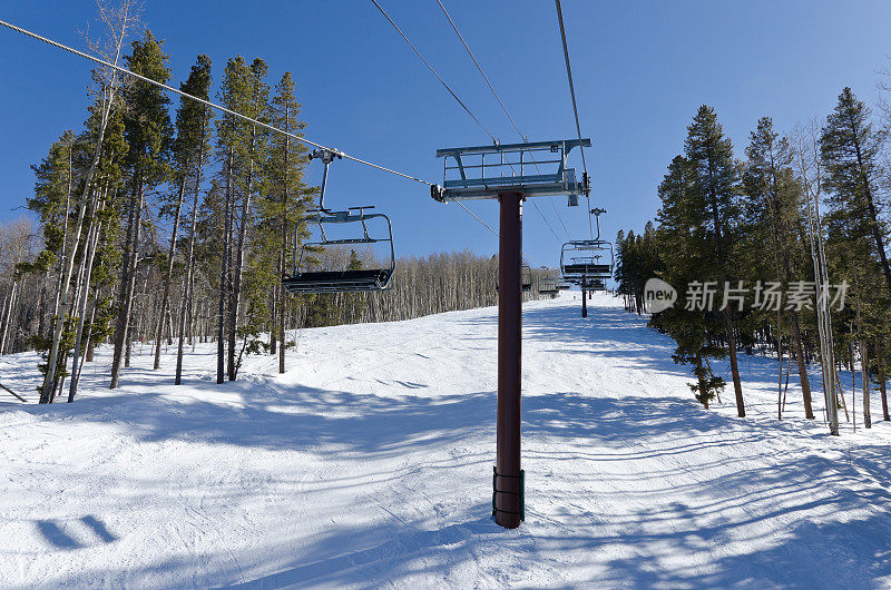 冬季在斜坡上滑雪缆车和滑道