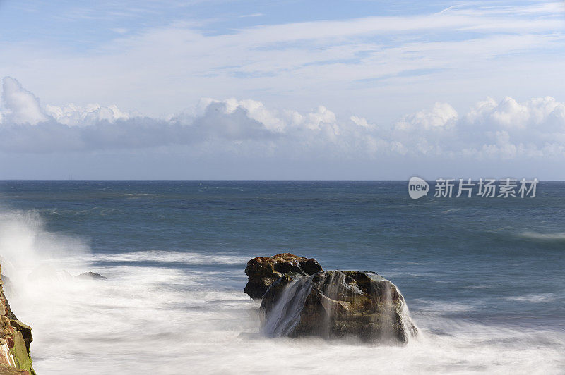 海浪冲击着海岸岩石