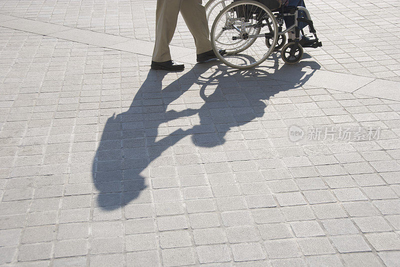 有影子的人推着轮椅